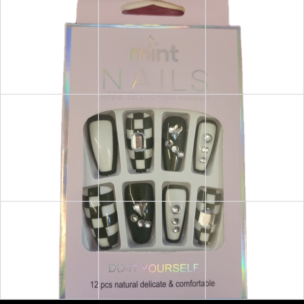 Mint Black and White Nail Set